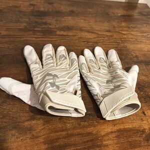 Kids XL Under Armour white and grey Athletic Gloves used